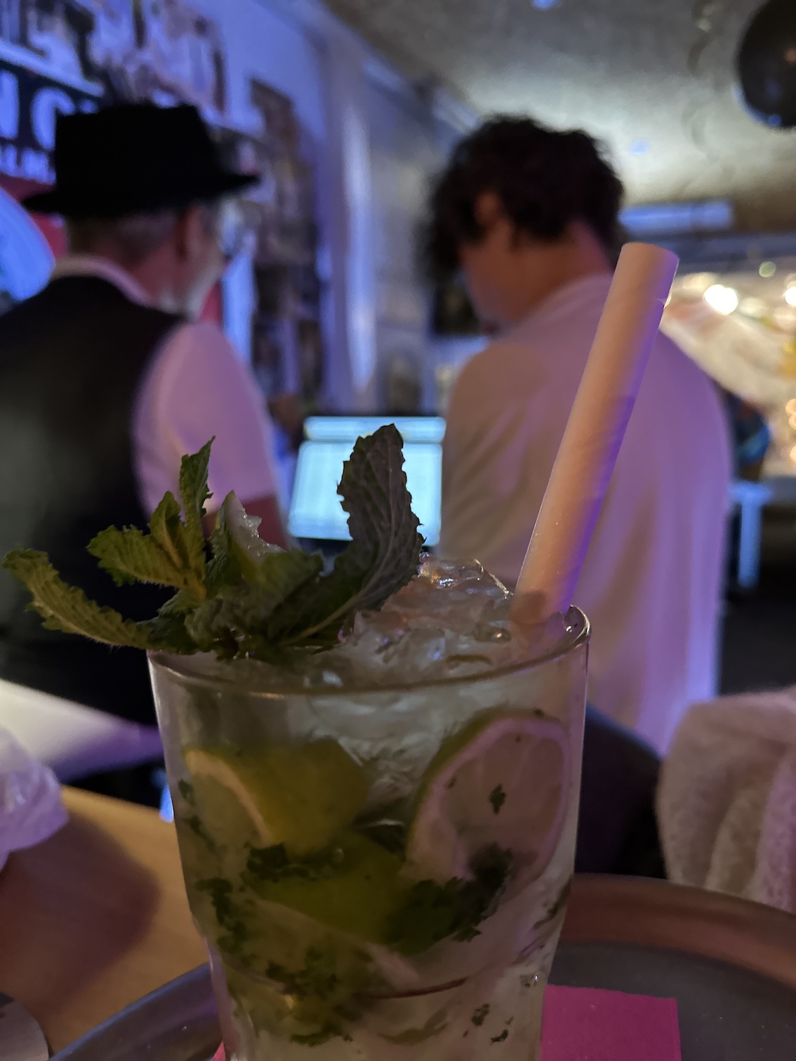 Gäste mit Cocktails
